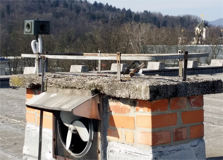 Zvočni odganjalec ptic na fasadi