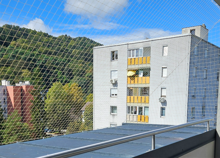 Zaščita pred pticami z zaščitno mrežo na objektu